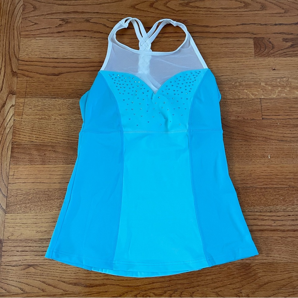 NWOT Crowned Athletics Snowflake Queen athletic top, size Medium